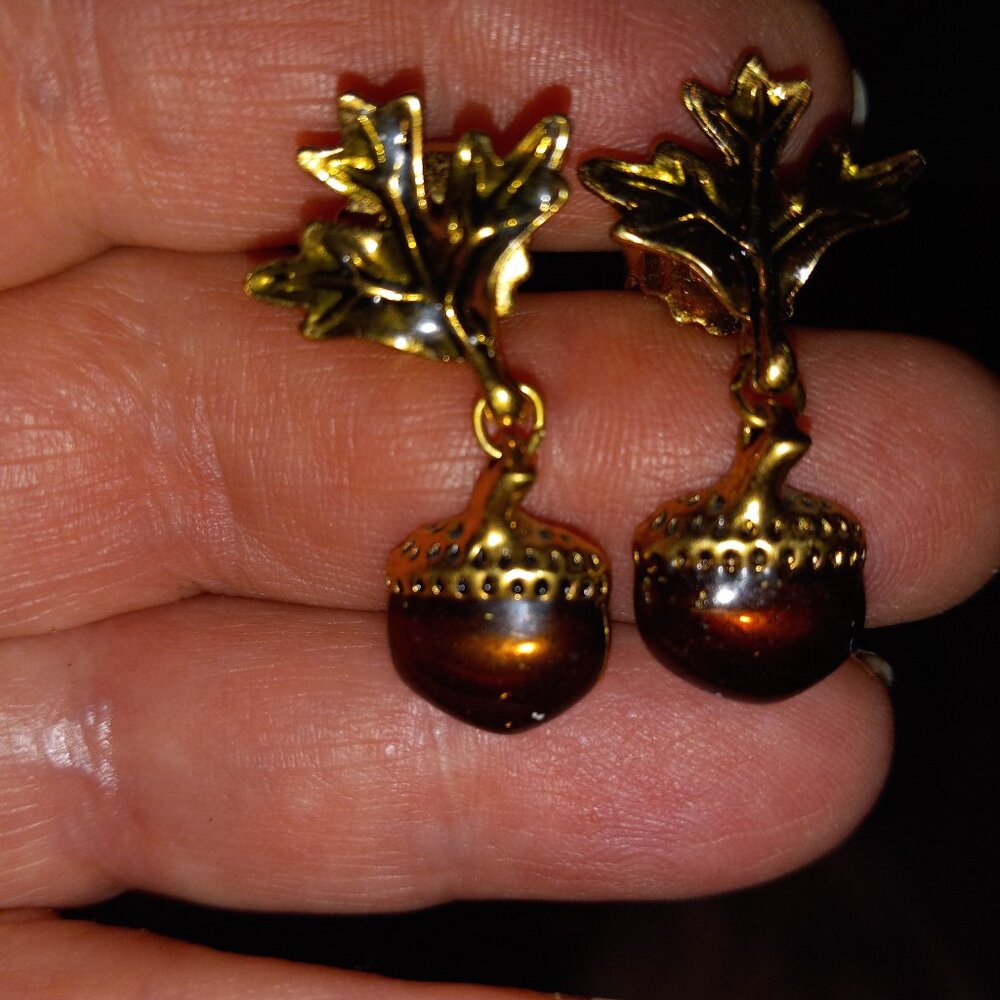 Vintage Avon Goldtone acorn earrings